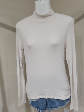 American Eagle Outfitters Cream Long Sleeve Tee